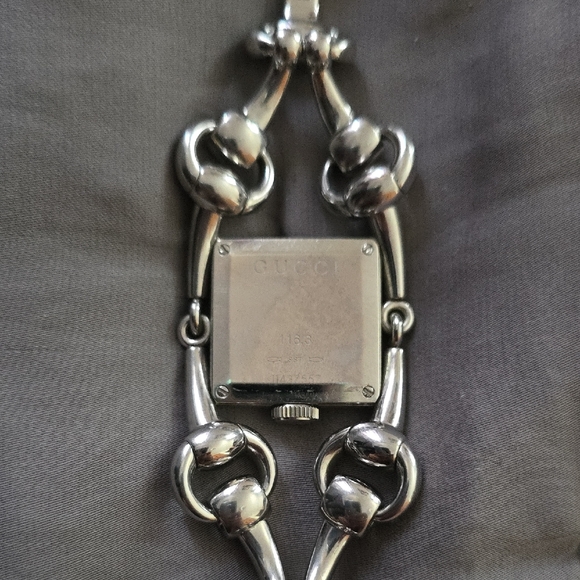 Gucci Silver Chain-Link Watch with Iridescent Face - Picture 6 of 7